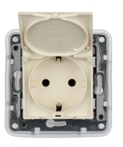 Розетка с заземлением с шторками и крышкой IP44 Legrand Celiane